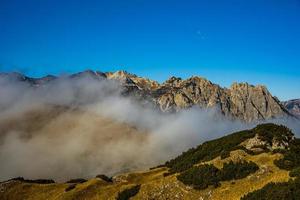Wolken überragen die Alpen foto
