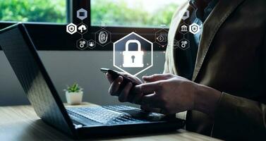 Cyber Sicherheit und Daten Schutz Information Privatsphäre Internet Technologie Konzept. Geschäftsleute schützen persönlich Daten auf Laptops und virtuell Schnittstellen. Nutzername und Passwort, Verschlüsselung foto