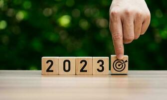 2023 Geschäft Ideen und Markt Trends Konzept, Ziel, Aktion planen, Strategie, Neu Jahr Geschäft Vision. Hand halten Tor und Würfel mit Text 2023. Entwicklung zu Erfolg und Motivation. Ziel Gruppe foto