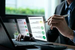 Geschäft Performance Checkliste, Geschäftsmann mit Laptop tun online Checkliste Umfrage, prüfen Markierungen auf Checkliste und Füllung online bilden oder antworten Fragen. Auswertung, online Umfrage, online Prüfung. foto