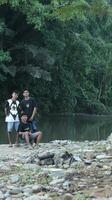 Gorontalo-Indonesien, kann 2023 - - jung Mann genießen das Morgen Atmosphäre durch das Flussufer foto