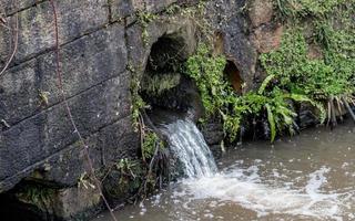 Wasserfall in den Kanal