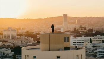 einer Geschäftsmann Stehen auf Dach, suchen beim Stadt Horizont generiert durch ai foto