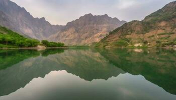majestätisch Berg Angebot spiegelt im still Teich beim Dämmerung generiert durch ai foto