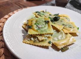 Gefüllte Ravioli, gewürzt mit Butter und Salbei foto