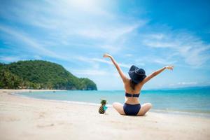 sexy frau im blauen bikini springt am strand foto