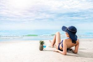 sexy frau im blauen bikini am strand foto