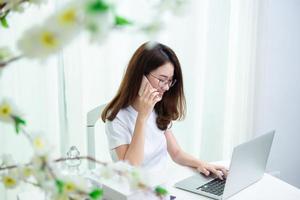 junges asiatisches Mädchen ist freiberuflich mit ihrem privaten Geschäft zu Hause Büro foto