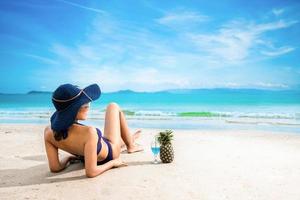 sexy frau im blauen bikini am strand foto