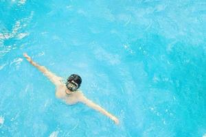 Mann in Unterwassermaske schwimmt im Ozean foto