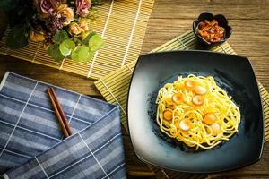 Spaghetti-Nudeln mit Wurst und Tomatensauce foto