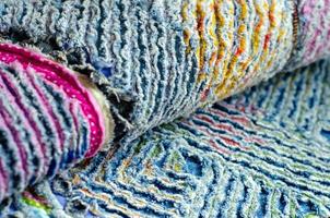 Chenille-Teppich aus Denim und Baumwolle, Textur flauschig foto