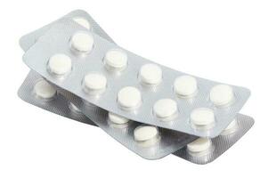 Stapel von Blase Packungen mit runden Tabletten auf ein Weiß isoliert Hintergrund foto