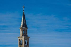 Glockenturm auf blauem Himmel foto