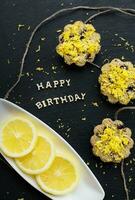 Zitrone Cupcakes auf ein schwarz Hintergrund foto