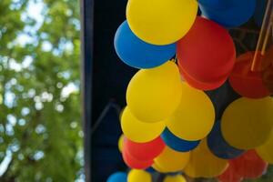 bunt Luftballons im Vorderseite von ein Geschäft Fenster im das Stadt foto