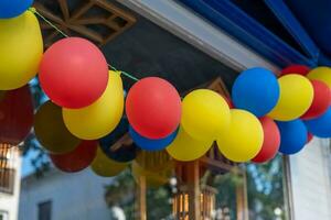 bunt Luftballons im Vorderseite von ein Geschäft Fenster im das Stadt foto