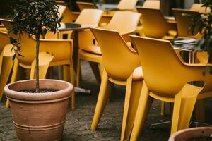 ein Straße Cafe mit Gelb Plastik Stühle foto