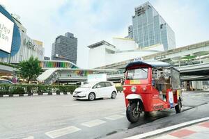 rot Tuk Tuk. Thailand die meisten berühmt Transport von Tourist Parkplatz auf das der Verkehr Straße in der Nähe von Siam Quadrat. foto