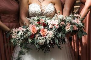 Hochzeitsblumen Braut und Brautjungfern foto