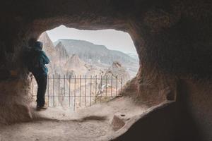 Reisende aus dem Inneren der Höhle blicken in das Tal von Selime foto