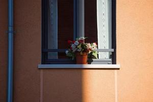 Fenster auf der orangefarbenen Fassade des Hauses foto