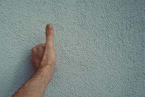 Hand gestikuliert ok an der Wand foto