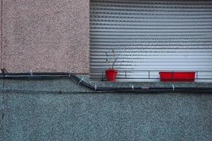 Fenster auf die alte Fassade des Hauses foto