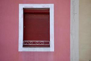 Fenster auf der rosa Fassade des Hauses foto