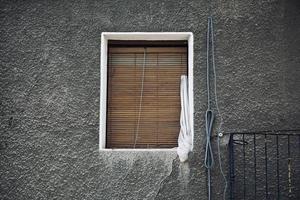 Fenster auf die alte Fassade des Hauses foto