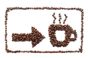 Pfeil und Tasse mit Rahmen von Kaffeebohnen erstellt foto