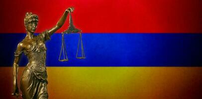 Dame Gerechtigkeit gegen ein Armenisch Flagge foto