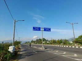 Lombok Insel, Indonesien.20 kann 2023. schleppend und schnell Fahrbahn Teilen Zeichen auf Straße im Lombok Insel, Indonesien foto