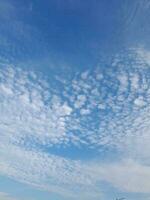 das Weiß Wolken auf das Blau Himmel sind perfekt zum das Hintergrund. Himmelslandschaft auf Lombok Insel, Indonesien foto