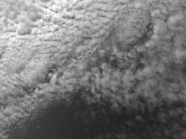schön grau Wolken auf Himmel Hintergrund. groß hell Sanft flauschige Wolken sind Startseite das ganz Himmel. foto