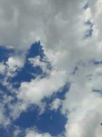 das Weiß Wolken auf das Blau Himmel sind perfekt zum das Hintergrund. Himmelslandschaft auf Lombok Insel, Indonesien foto