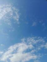 das Weiß Wolken auf das Blau Himmel sind perfekt zum das Hintergrund. Himmelslandschaft auf Lombok Insel, Indonesien foto