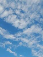 das Weiß Wolken auf das Blau Himmel sind perfekt zum das Hintergrund. Himmelslandschaft auf Lombok Insel, Indonesien foto