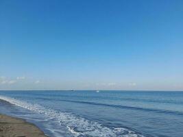 Morgen Atmosphäre auf ein Strand auf das Insel von Lombok, Indonesien foto