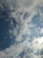 das Weiß Wolken auf das Blau Himmel sind perfekt zum das Hintergrund. Himmelslandschaft auf Lombok Insel, Indonesien foto