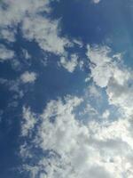 das Weiß Wolken auf das Blau Himmel sind perfekt zum das Hintergrund. Himmelslandschaft auf Lombok Insel, Indonesien foto