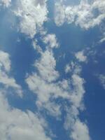 das Weiß Wolken auf das Blau Himmel sind perfekt zum das Hintergrund. Himmelslandschaft auf Lombok Insel, Indonesien foto