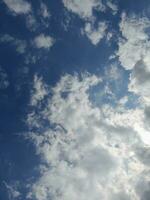 das Weiß Wolken auf das Blau Himmel sind perfekt zum das Hintergrund. Himmelslandschaft auf Lombok Insel, Indonesien foto