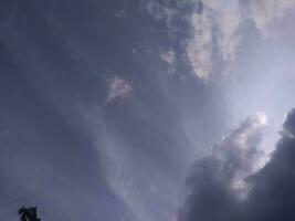 weiße Wolken am blauen Himmel. schöner hellblauer Hintergrund. leicht bewölkt, gutes Wetter. lockige Wolken an einem sonnigen Tag. foto