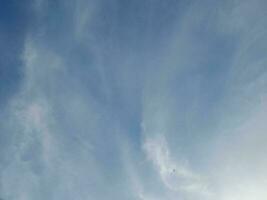 das Weiß Wolken auf das Blau Himmel sind perfekt zum das Hintergrund. Himmelslandschaft auf Lombok Insel, Indonesien foto