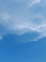 das Weiß Wolken auf das Blau Himmel sind perfekt zum das Hintergrund. Himmelslandschaft auf Lombok Insel, Indonesien foto