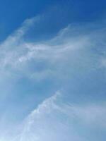 das Weiß Wolken auf das Blau Himmel sind perfekt zum das Hintergrund. Himmelslandschaft auf Lombok Insel, Indonesien foto