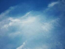 schöne weiße Wolken auf tiefblauem Himmelshintergrund. Große, helle, weiche, flauschige Wolken bedecken den gesamten blauen Himmel. foto