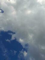 das Weiß Wolken auf das Blau Himmel sind perfekt zum das Hintergrund. Himmelslandschaft auf Lombok Insel, Indonesien foto