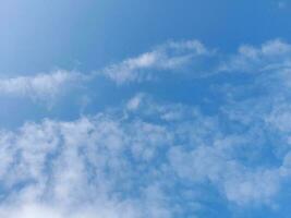 weiße Wolken am blauen Himmel. schöner hellblauer Hintergrund. leicht bewölkt, gutes Wetter. lockige Wolken an einem sonnigen Tag. foto